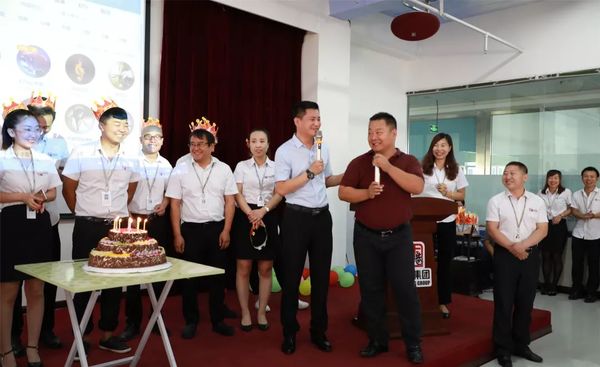 集團(tuán)運(yùn)營副總裁趙明華為壽星們送上祝福歌曲 集團(tuán)運(yùn)營副總裁趙明華為壽星們送上祝福歌曲